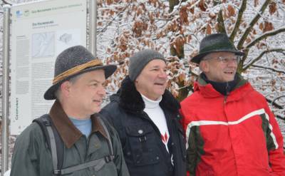Michael Keil, Landtagsabgeordneter Peter Franz und Harald Feick an der Heuneburg